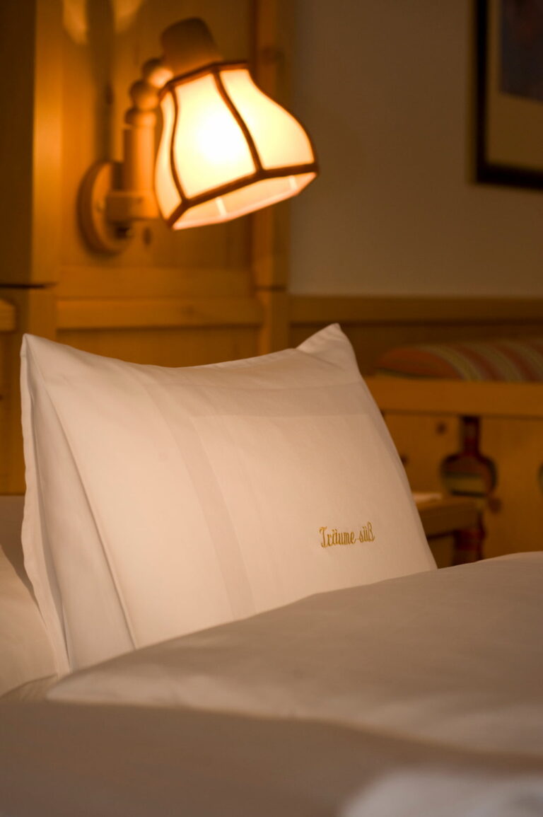 Impression eines bezogenen Betts eines der Zimmer des Hotel Koch in Obertauern